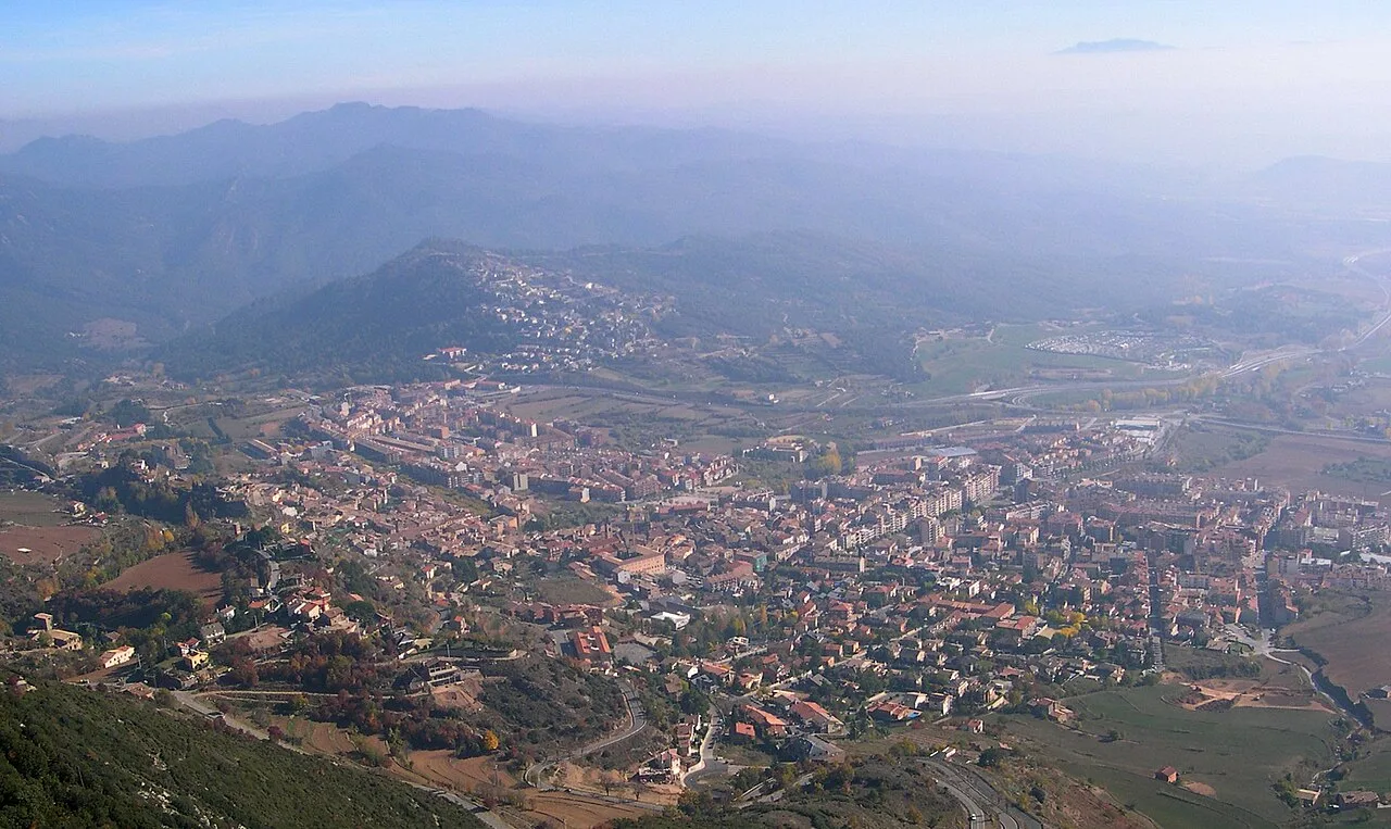 Vista aérea de Berga vista desde Queralt, con ciudad y montañas.