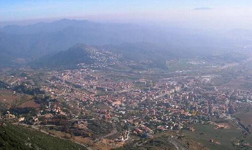 Luftaufnahme von Berga von Queralt, mit Stadt und Bergen.