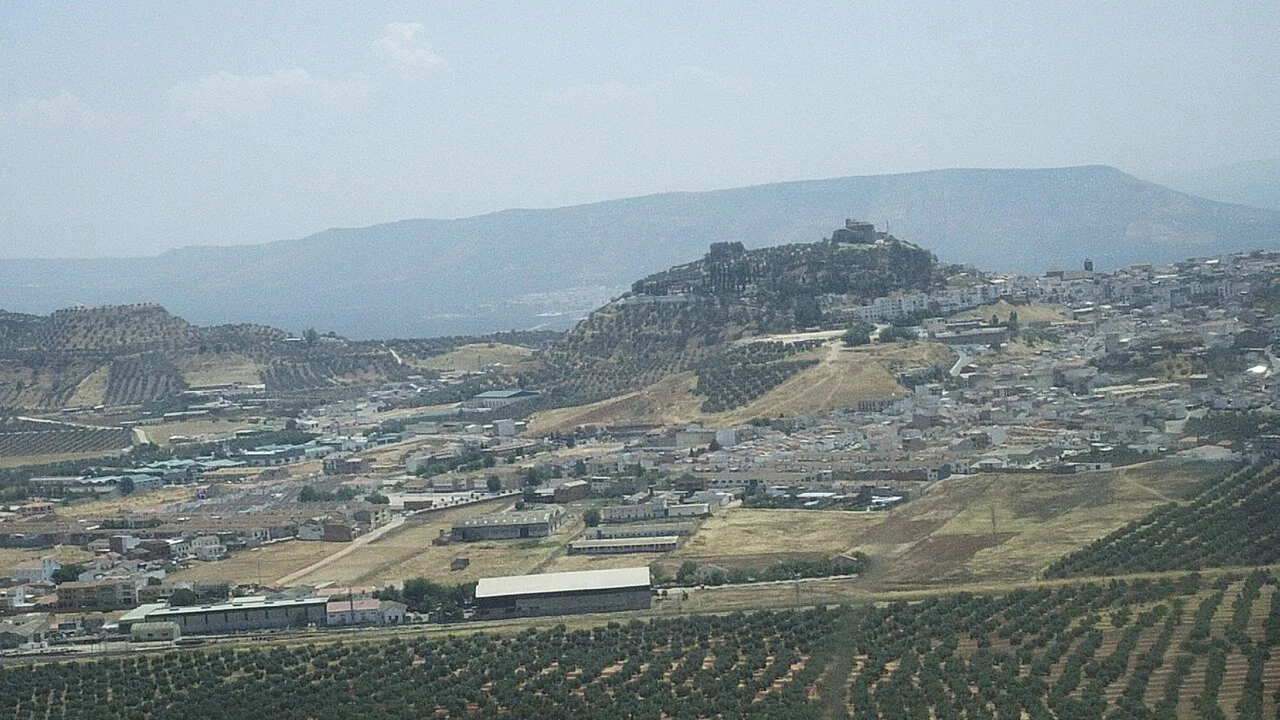 Blick auf Vilches mit Hügeln und Häusern in der Provinz Jaén.