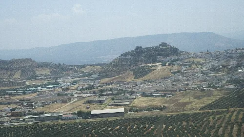 Blick auf Vilches mit Hügeln und Häusern in der Provinz Jaén.