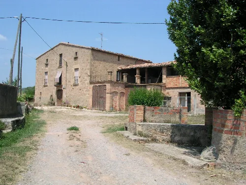 Steinhaus und unbefestigte Straße in der Straße von Sant Mateu de Bages