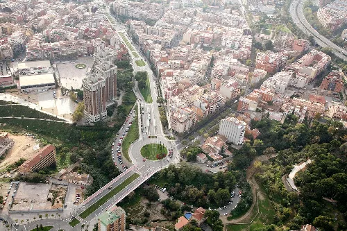 Luftaufnahme von Straßen, Gebäuden und Parks in Esplugues de Llobregat.