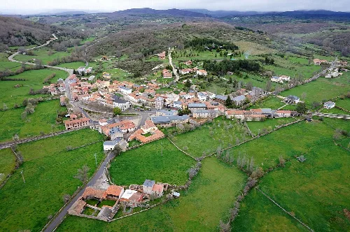 Luftaufnahme von Riello im Süden mit Häusern und grünen Feldern.