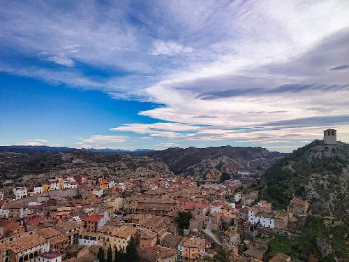 Panoramablick auf San Esteban de Litera mit Häusern und einer Burg.
