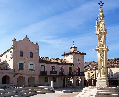Rollo jurisdiccional y Ayuntamiento en la plaza principal de Villalón de Campos.