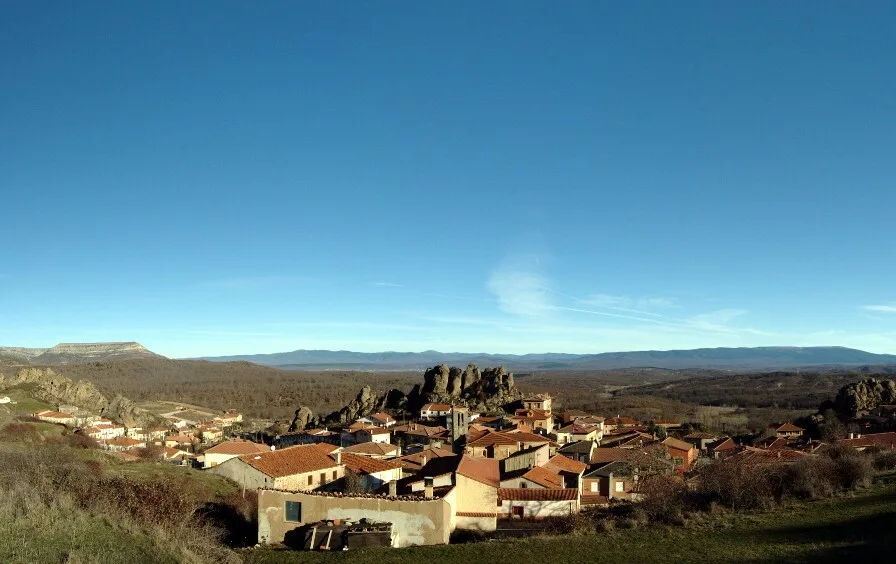 Panoramablick auf Häuser und Felsformationen in Pinilla de los Barruecos.