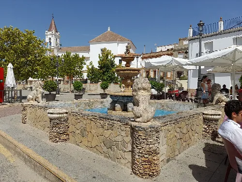 Brunnen mit Löwenstatuen auf dem Stadtplatz