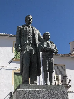 Skulptur eines Mannes und eines Jungen in Colmenar, Málaga.