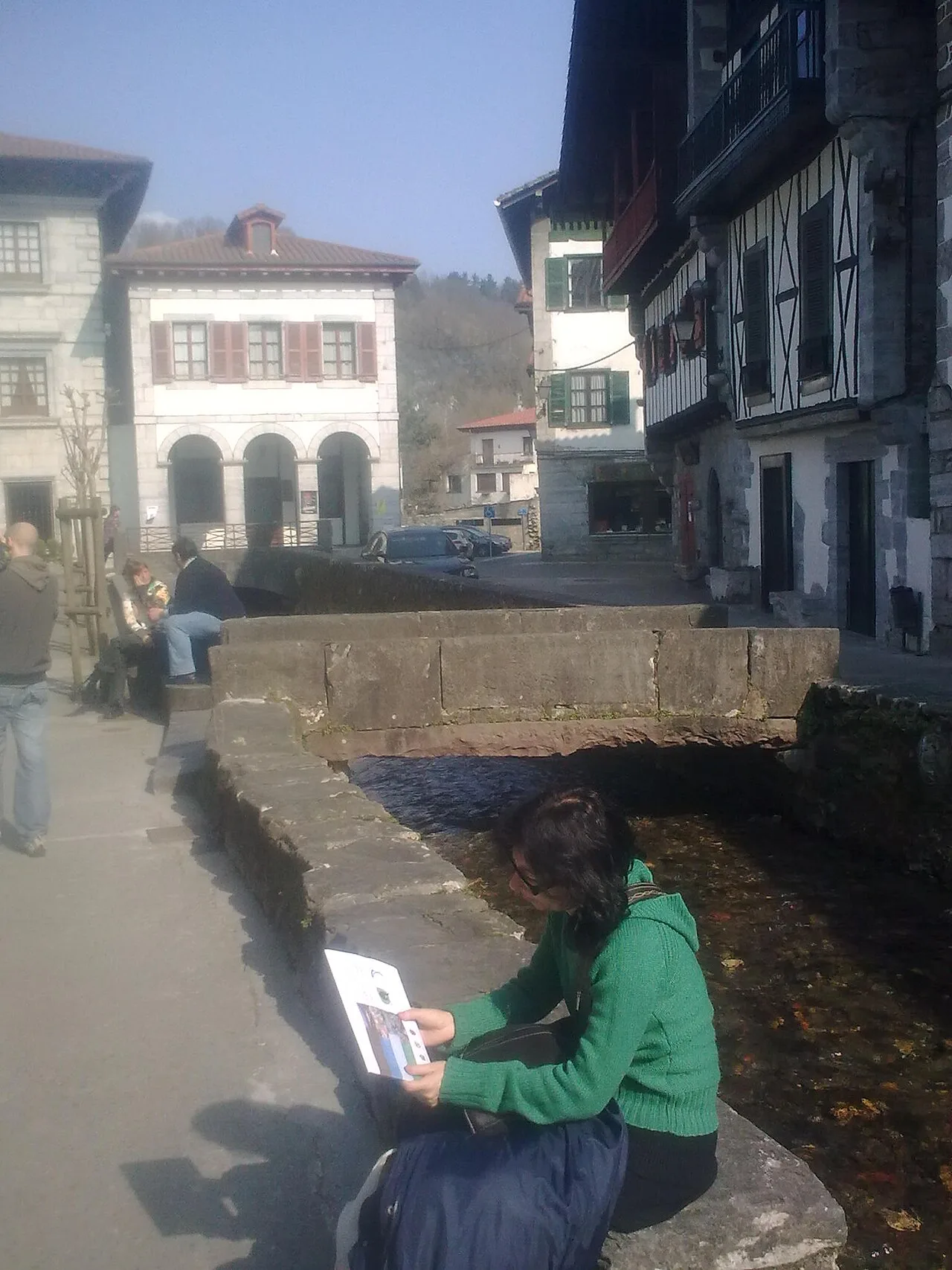 Joven leyendo junto a un río en Lesaca, Navarra.