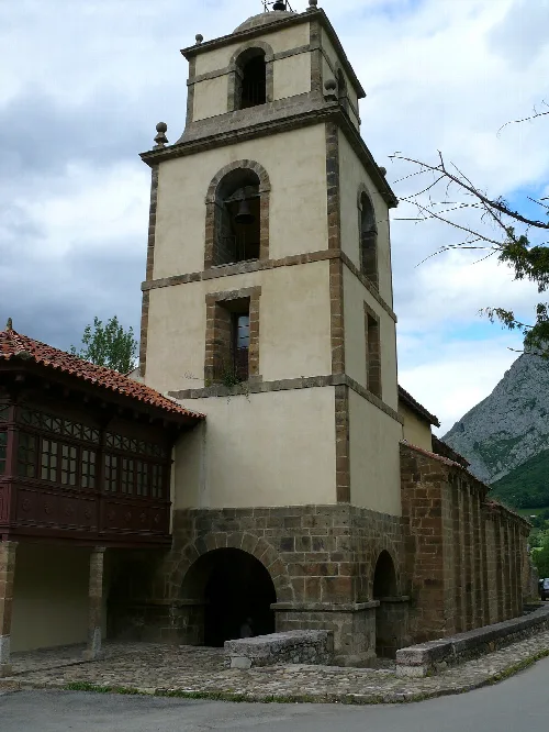 Torre de la iglesia con campanario en Teverga, Asturias.