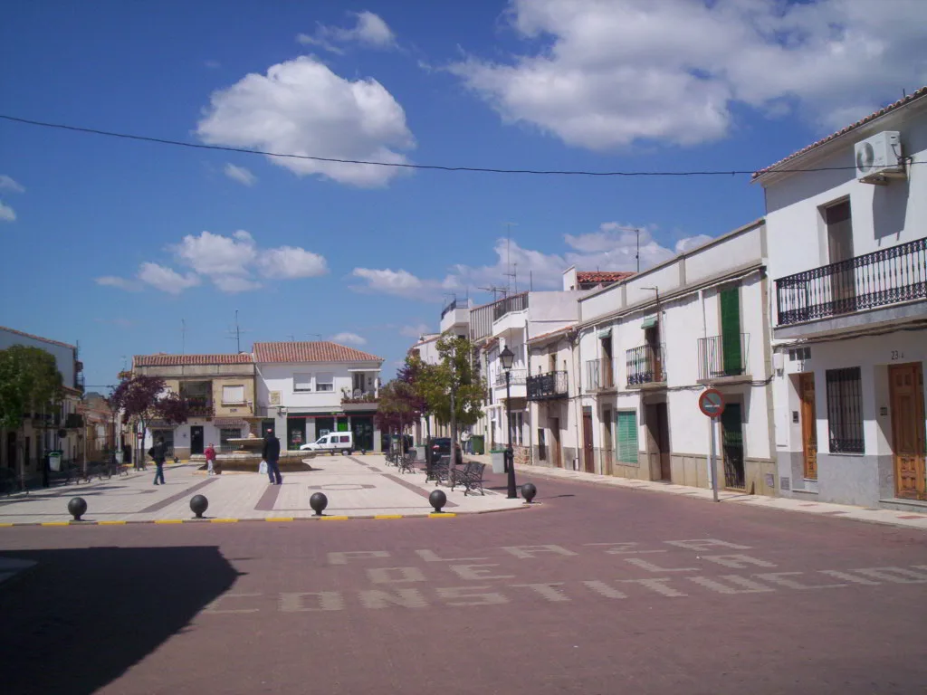 Platz mit Bänken, Bäumen und weißen Gebäuden in Chillón, Ciudad Real.