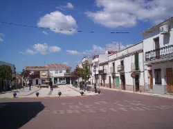 Platz mit Bänken, Bäumen und weißen Gebäuden in Chillón, Ciudad Real.