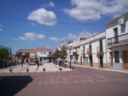 Platz mit Bänken, Bäumen und weißen Gebäuden in Chillón, Ciudad Real.