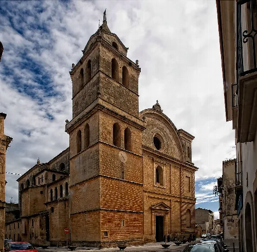 Steinkirche mit Turm in Campos, Mallorca.