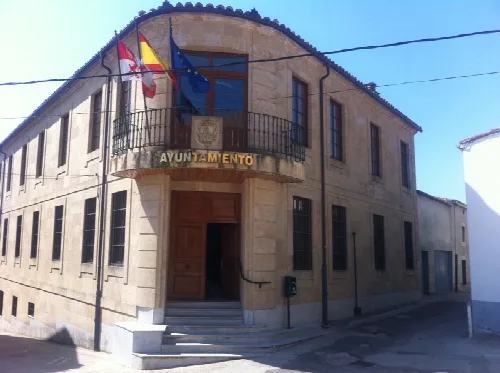 Rathausgebäude mit Flaggen an der Fassade in Corrales del Vino.