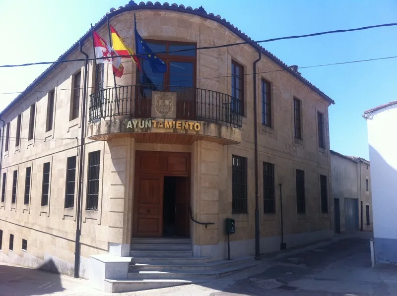 Edificio del ayuntamiento con banderas en la fachada en Corrales del Vino.