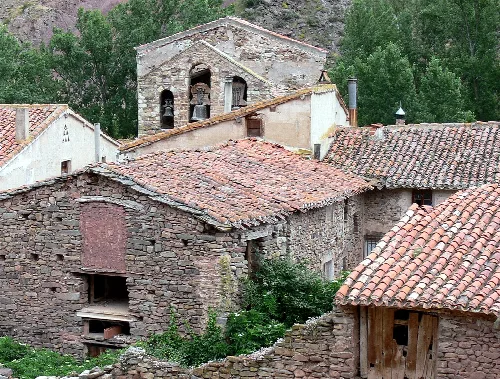 Steinhäuser mit Ziegeldächern in Robres del Castillo.