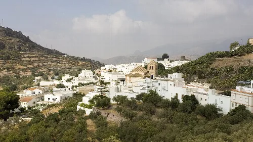 Vista panorámica de Félix con casas blancas y colinas verdes.