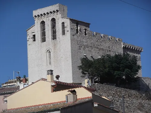 Vista ampliada de l'església de Sant Martí del Far d'Empordà