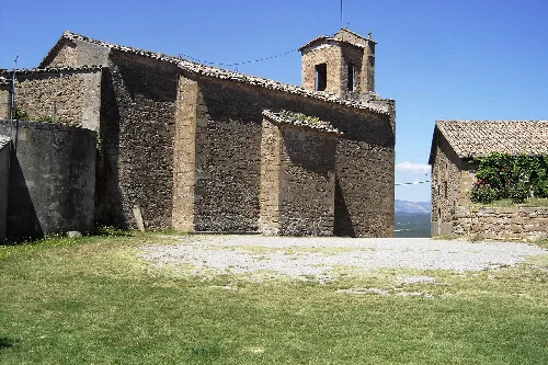 Església i masia on hi ha l'ajuntament de Castellar de la Ribera (Solsonès