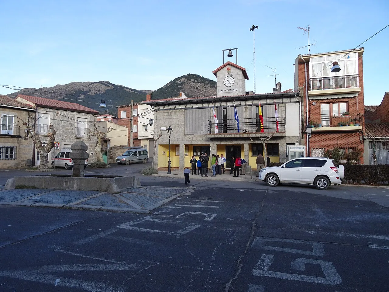 Square with town hall, clock, and fountain in Navalmoral de la Sierra.