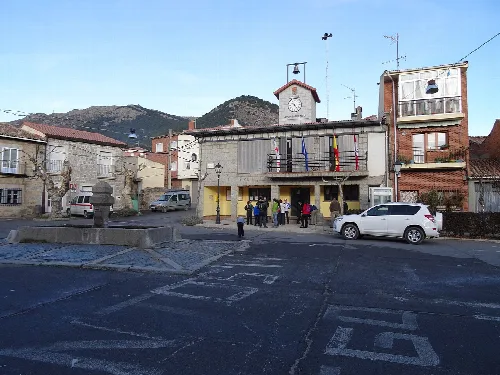 Platz mit Rathaus, Uhr und Brunnen in Navalmoral de la Sierra.