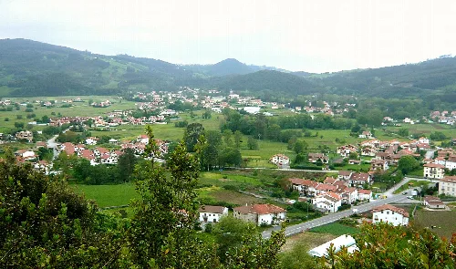Talblick mit Häusern und Bergen in Liendo, Kantabrien, von der Straße nach Bilbao.