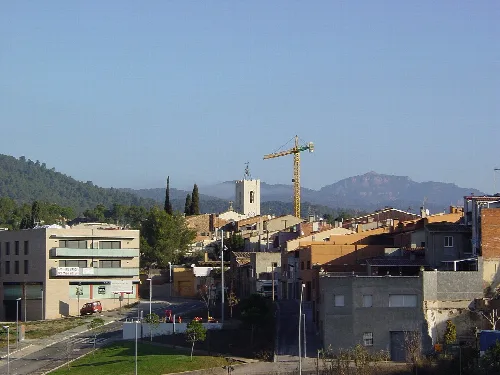Gebäude und Berge in Viladecaballs.