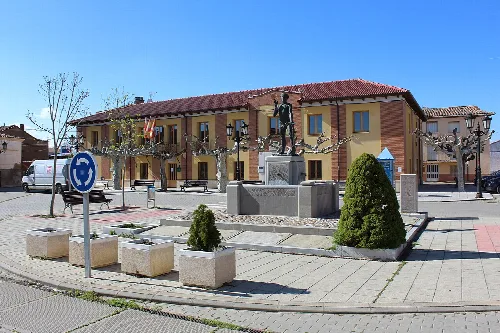 Plaza y ayuntamiento de Fresno de la Vega