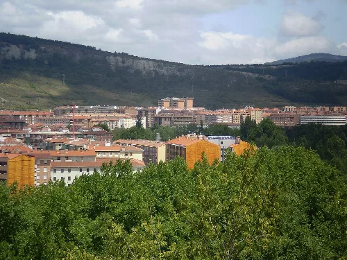 View of Ansoáin with mountains and neighborhoods in the background.