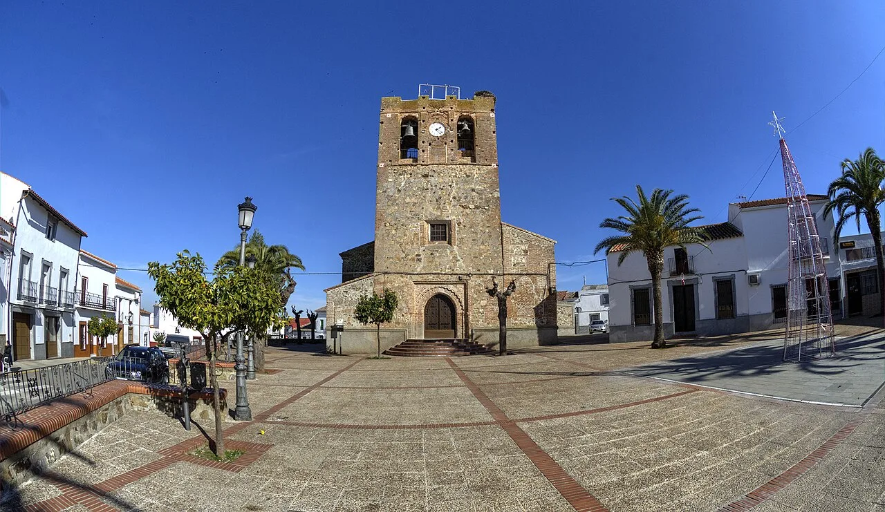La iglesia del siglo XV de Nuestra Señora de los Ángeles, en Hinojosa del Valle, Badajoz.