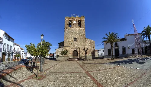 La iglesia del siglo XV de Nuestra Señora de los Ángeles, en Hinojosa del Valle, Badajoz.