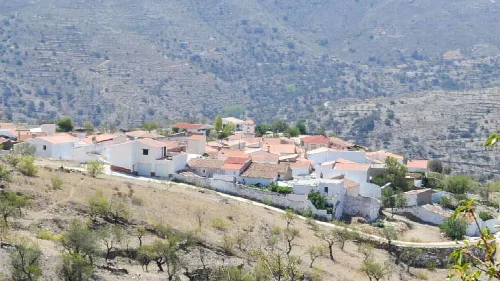 Vista panorámica de Benitagla con casas blancas y montañas al fondo