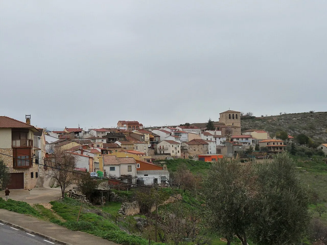 Vista de casas y paisaje montañoso en Valdepeñas de la Sierra.