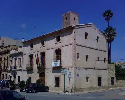 Edificio del ayuntamiento con banderas y torre en Rocafort.