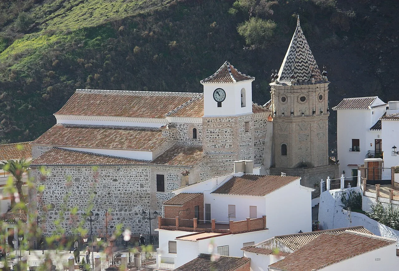 Iglesia con torre y tejado de tejas en El Borge, Málaga.