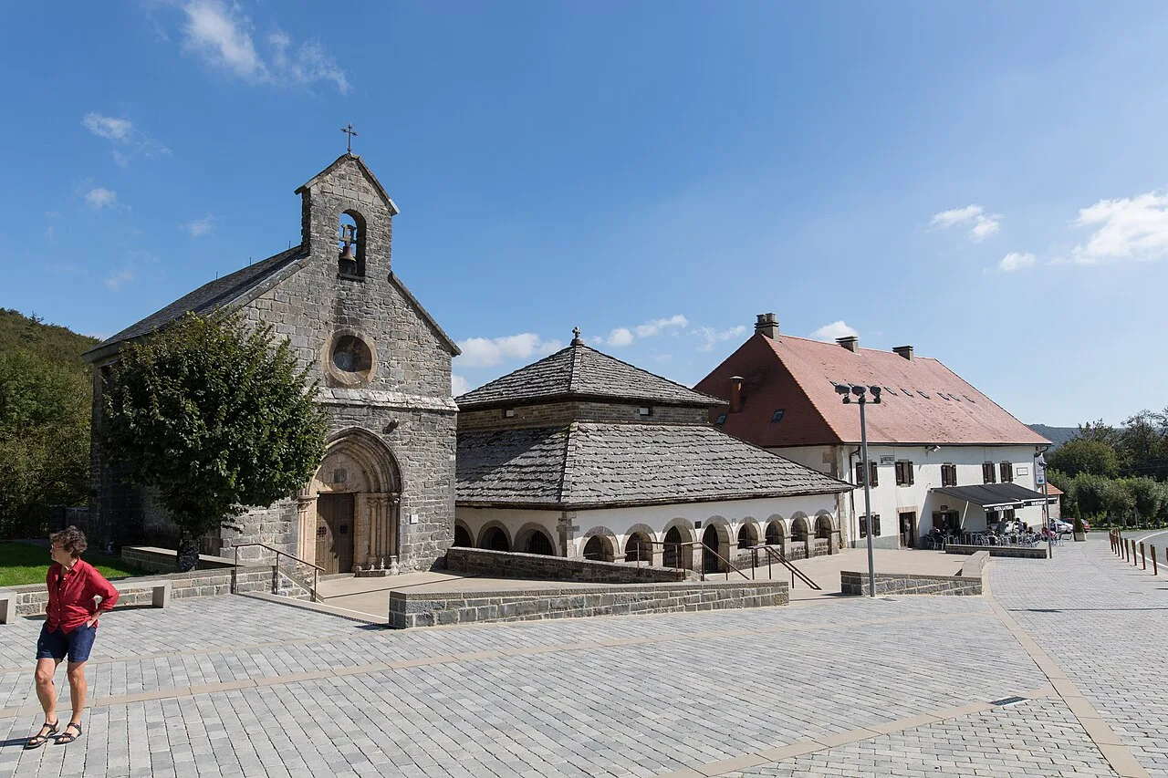Kirche und Gebäude im Zentrum von Roncesvalles, Navarra.
