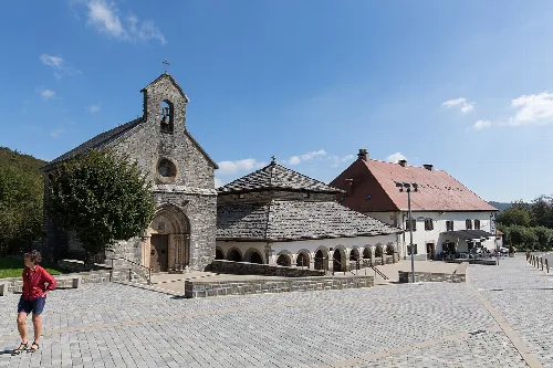 Iglesia y edificios en el centro de Roncesvalles, Navarra.