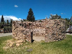 Restos de una torre de piedra con muros y base de ladrillos en Botarell.