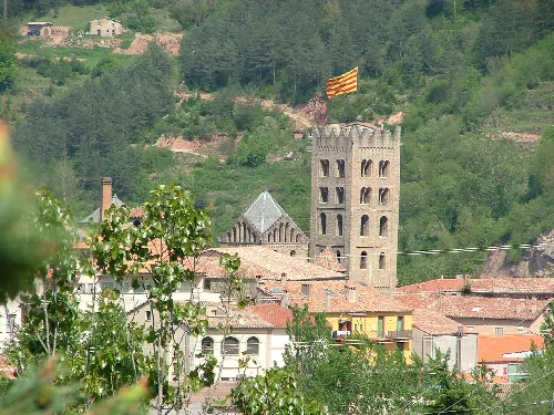 Glockenturm in Ripoll mit katalanischer Flagge oben.