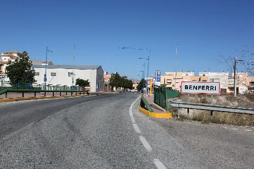 Señal de entrada a Benferri junto a la carretera.