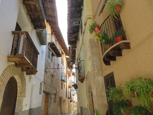 Enge Straßen mit Balkonen und Pflanzen in Peñarroya de Tastavins.