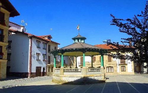 Musikpavillon auf dem Platz San Miguel in Olazagutía, Navarra.