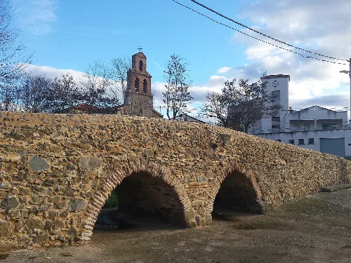 Puente de piedra con arcos en Saelices el Chico, Salamanca.