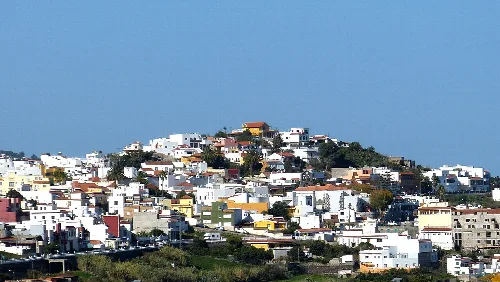 Weiße Häuser auf einem Hügel in Firgas, Gran Canaria.