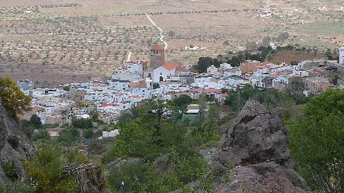 Vista aérea de Turrillas con casas blancas y un campanario en el centro.