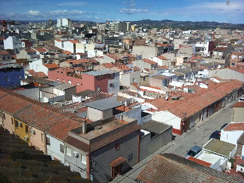 Luftaufnahme von Dächern und Straßen in Benifaió, Valencia.