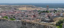 Panorámica de Cuéllar vista desde el castillo, con tejados y una iglesia en el centro.