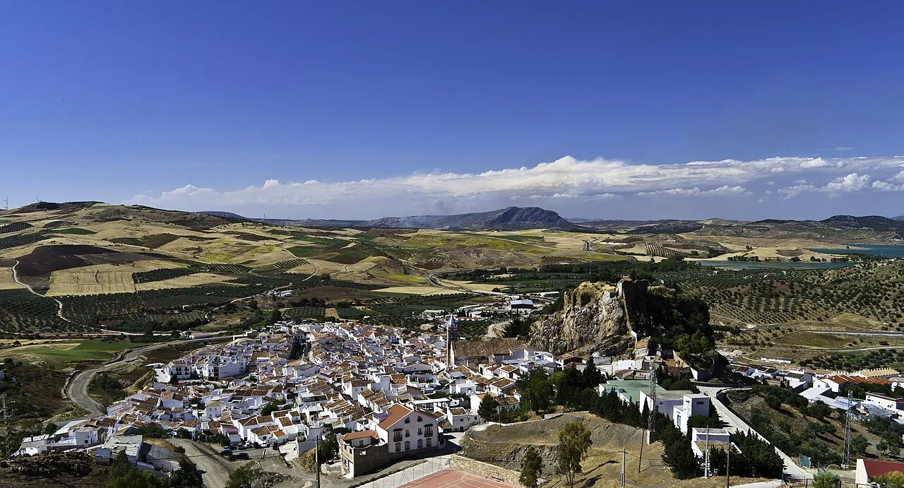Blick auf Ardales und die ländliche Landschaft vom Calvario.