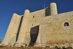 Steinmauern und Türme in Fuentes de Valdepero.